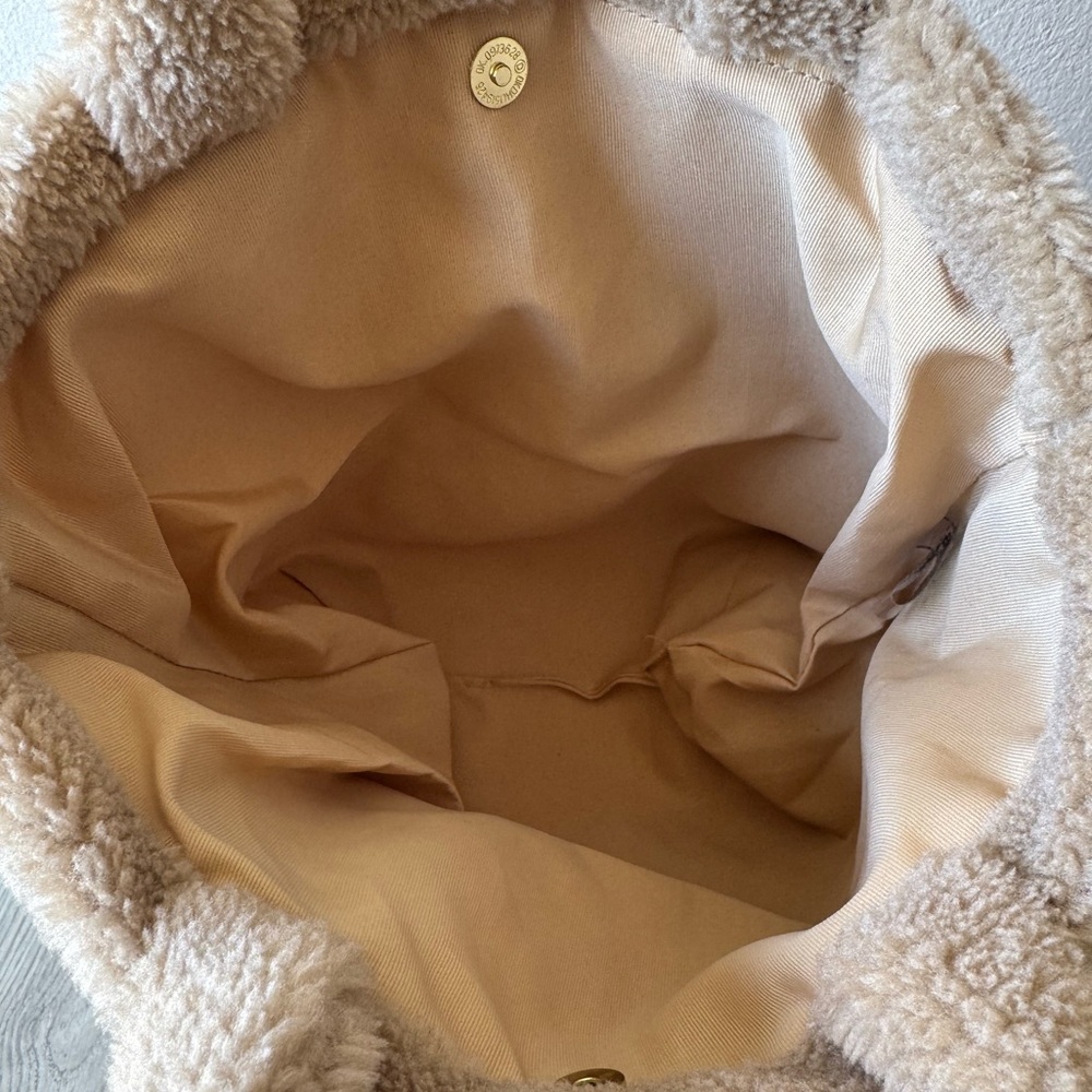 Prada L’Homme Tan Sherpa Tote Bag with Cozy Handles - Picture 3 of 6